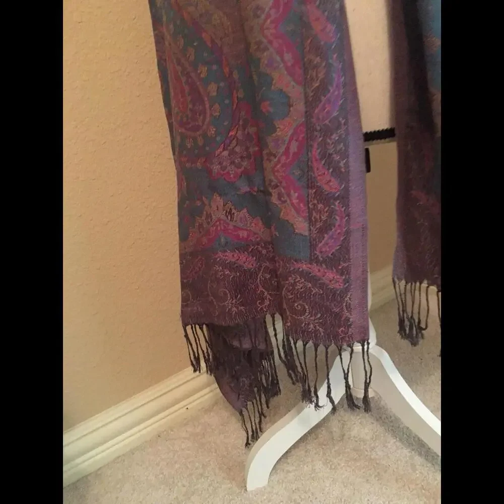 🥻Pretty Vintage Fringed scarf 100% Acrylic